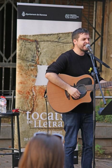 Pau Alabajos en plena actuació a la placeta del ca