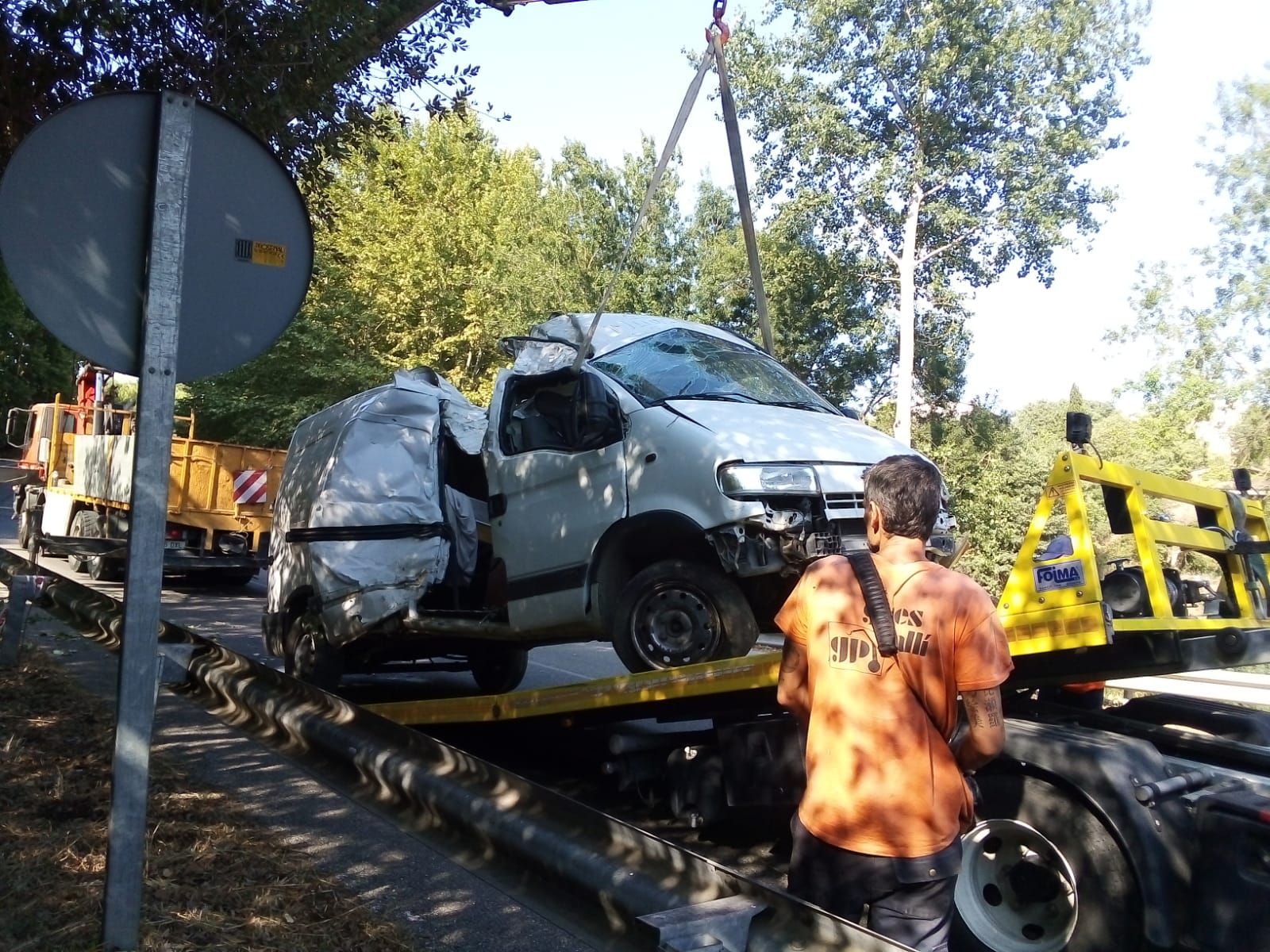 Accident de trànsit amb la sortida de via d&#039;una furgoneta a Colomers