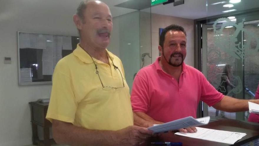 José Manuel Rosete y Miguel Ángel Somoano, ayer entregando las firmas.