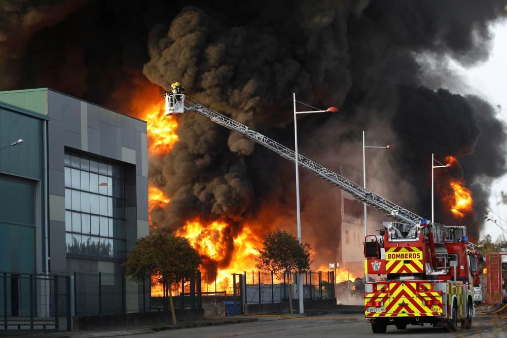 Incendio en una nave industrial de Narón.