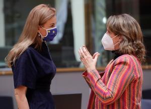 La vicepresidenta cuarta del Gobierno Teresa Ribera junto a la comisaria europea de Energía, Kadri Simson.