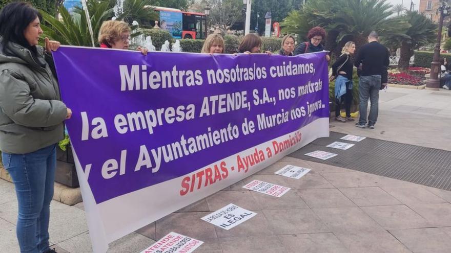 Concentración de protesta, ayer frente al Ayuntamiento. | L.O.