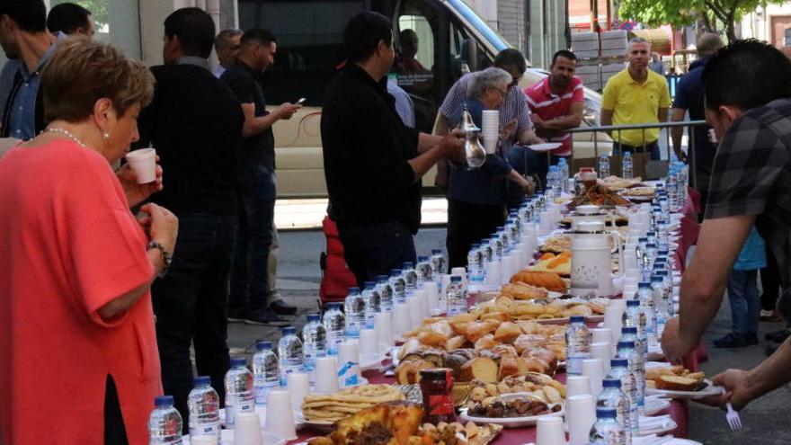 La comunitat musulmana de Ripoll celebra la fi del Ramadà amb un esmorzar popular