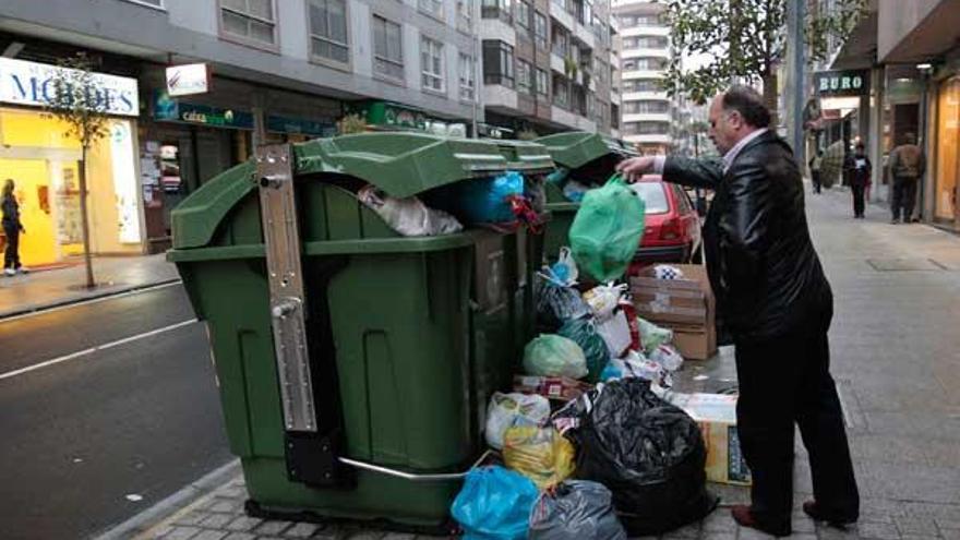 Algunos contenedores rebosaron ya de basura durante el primer día de huelga