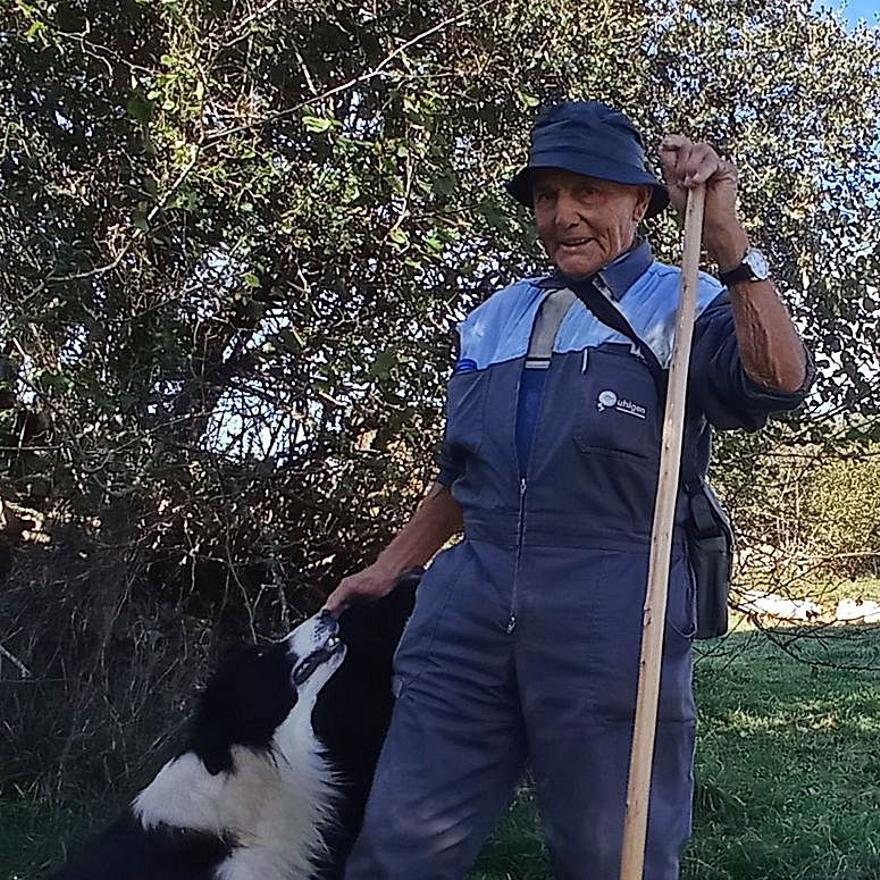 Acariciando a los perros que siempre le acompañan.