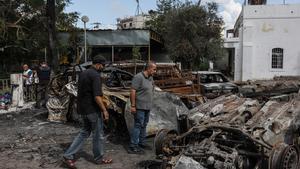 Destrozos causados por el ataque al hospital Ahli Arab Hospital de Gaza, que mató a docenas de personas.