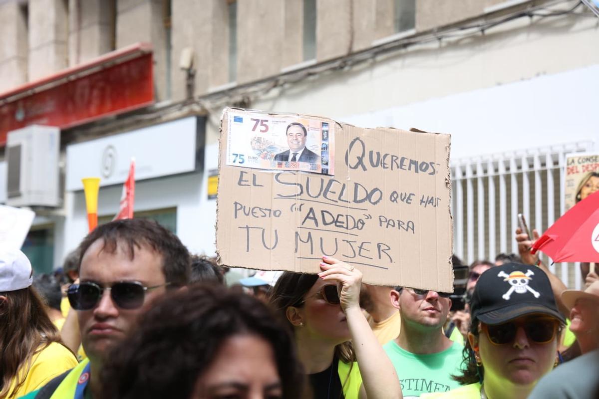 Protesta de los profesores frente a la sede territorial de Educación en Alicante
