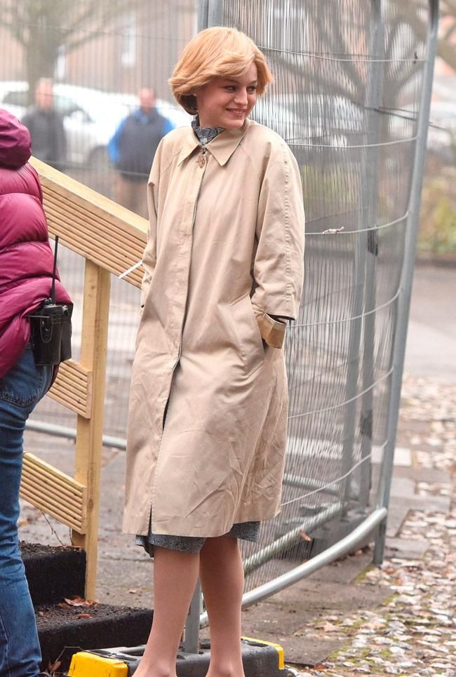 Emma Corrin caracterizada como Lady Di para The Crown