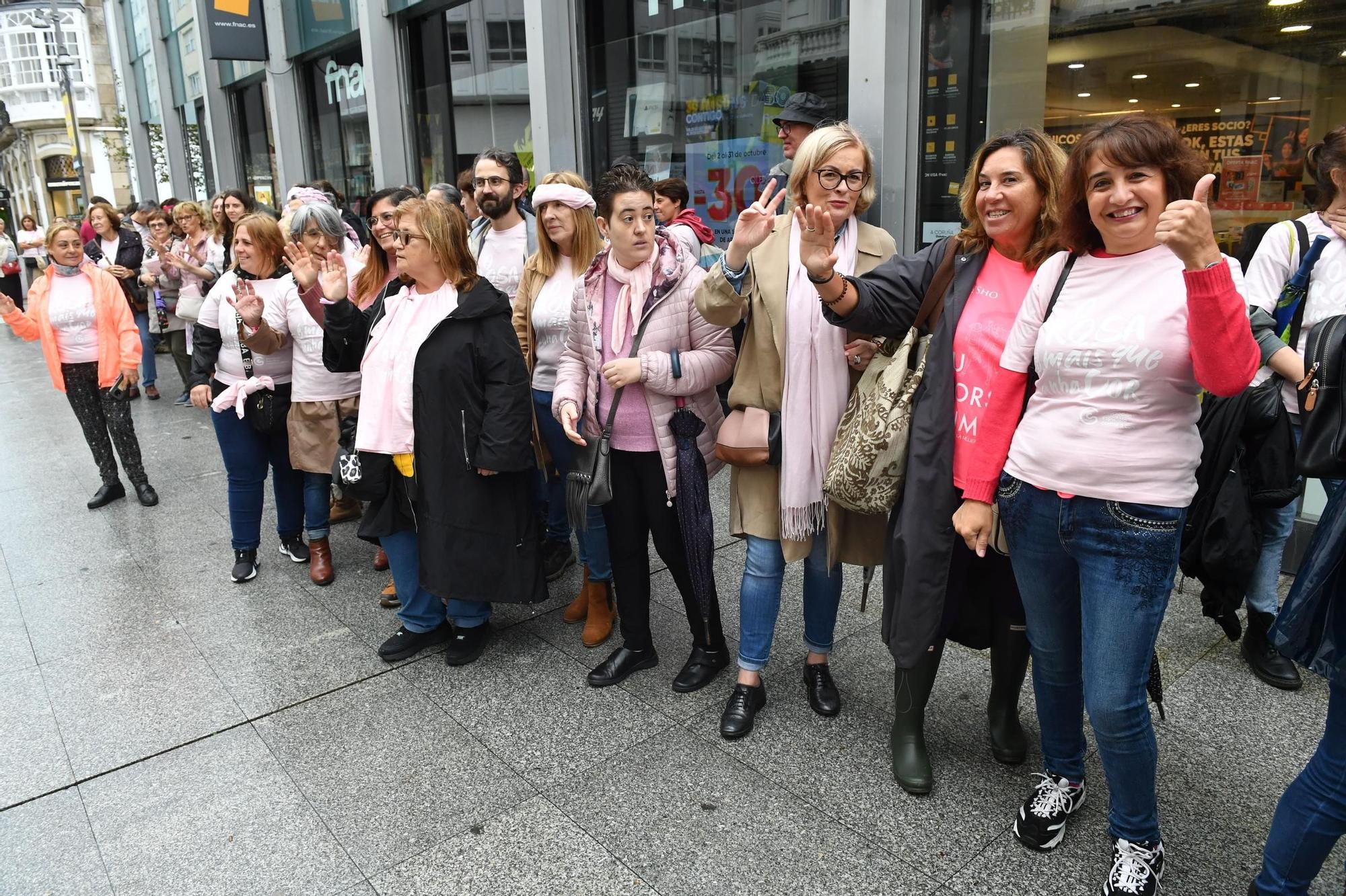 Una cadena humana conmemora el Día mundial contra el cáncer de mama