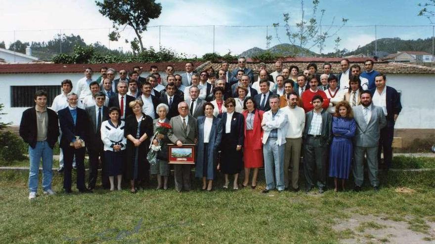 Homenaje a Bernardino Graña por parte de sus alumnos en mayo de 1988.