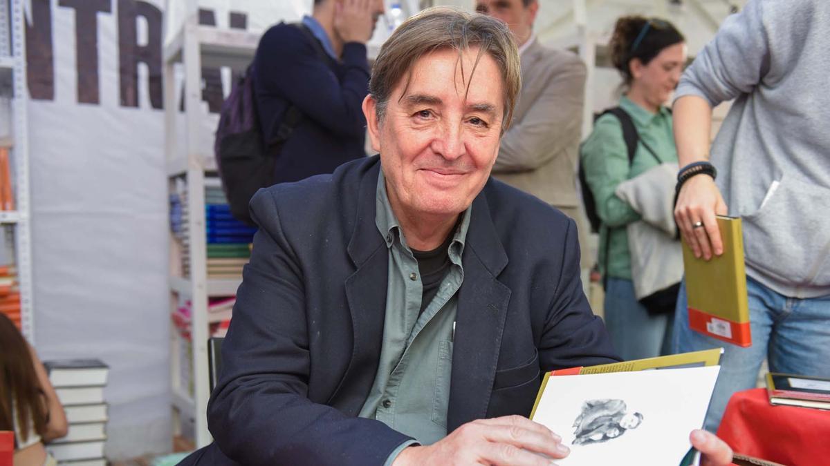 Los escritores firman sus libros por Sant Jordi