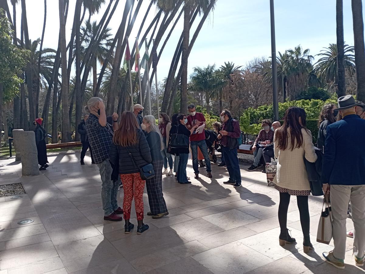 Algunos de los asistentes a las visitas en latín, delante de la Aduana.