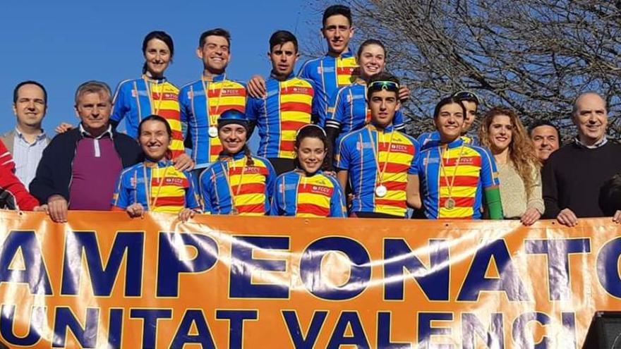 La ciclista vilerna Elena Lloret con algunos de los campeones autonómicos