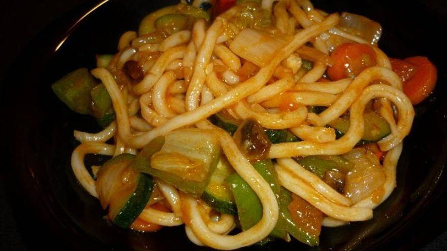 Fideos udon con menestra multicolor