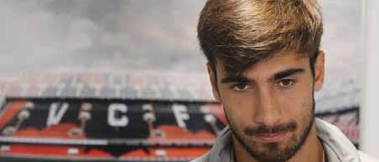 André Gomes, con una imagen detrás del estadio de Mestalla.