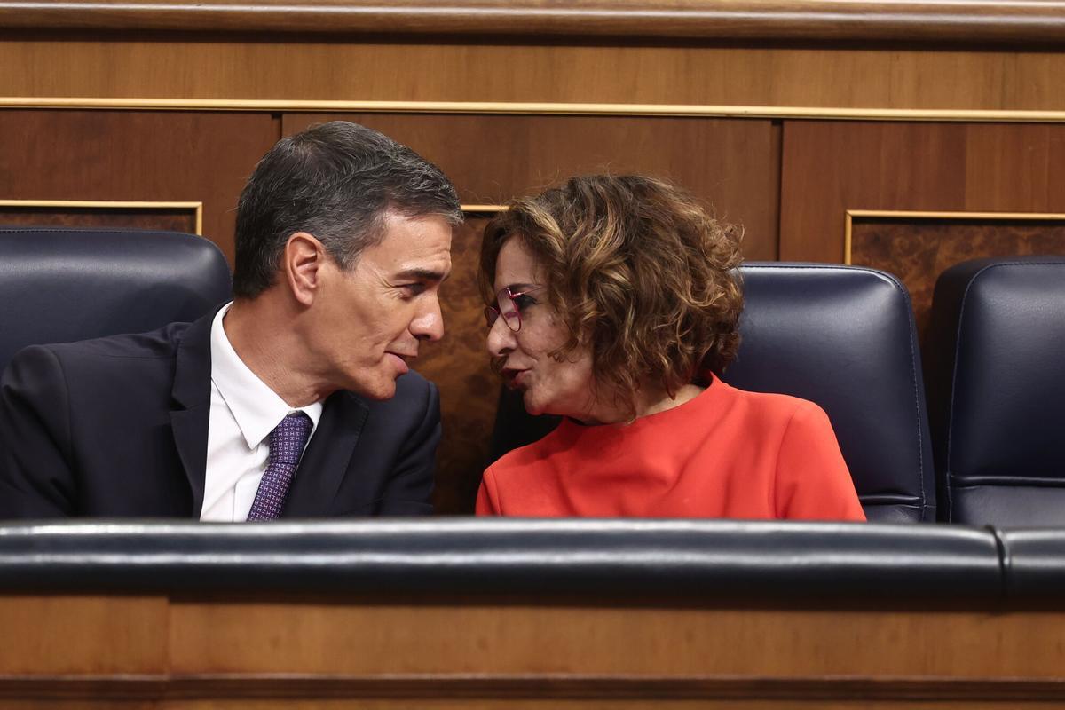 El presidente del Gobierno, Pedro Sánchez, y la vicepresidenta primera y ministra de Hacienda, María Jesús Montero, durante una sesión de control al Gobierno, en el Congreso de los Diputados, a 12 de noviembre de 2025, en Madrid (España). Sánchez ha acudido al Congreso para informar sobre los resultados de las últimas cumbres internacionales, la reunión del último Consejo Europeo y la situación de los servicios públicos en España, entre otros asuntos. La sesión se ha visto marcada por la falta de presupuestos para 2026 y el bloqueo de Junts al Gobierno de coalición. 12 NOVIEMBRE 2025 Eduardo Parra / Europa Press 12/11/2025. MARÍA JESÚS MONTERO;PEDRO SÁNCHEZ;Eduardo Parra