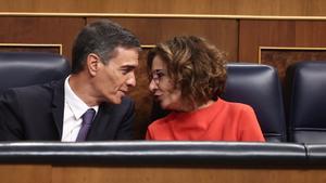 El presidente del Gobierno, Pedro Sánchez, y la vicepresidenta primera y ministra de Hacienda, María Jesús Montero, durante una sesión de control al Gobierno, en el Congreso de los Diputados, a 12 de noviembre de 2025, en Madrid (España). Sánchez ha acudido al Congreso para informar sobre los resultados de las últimas cumbres internacionales, la reunión del último Consejo Europeo y la situación de los servicios públicos en España, entre otros asuntos. La sesión se ha visto marcada por la falta de presupuestos para 2026 y el bloqueo de Junts al Gobierno de coalición. 12 NOVIEMBRE 2025 Eduardo Parra / Europa Press 12/11/2025. MARÍA JESÚS MONTERO;PEDRO SÁNCHEZ;Eduardo Parra