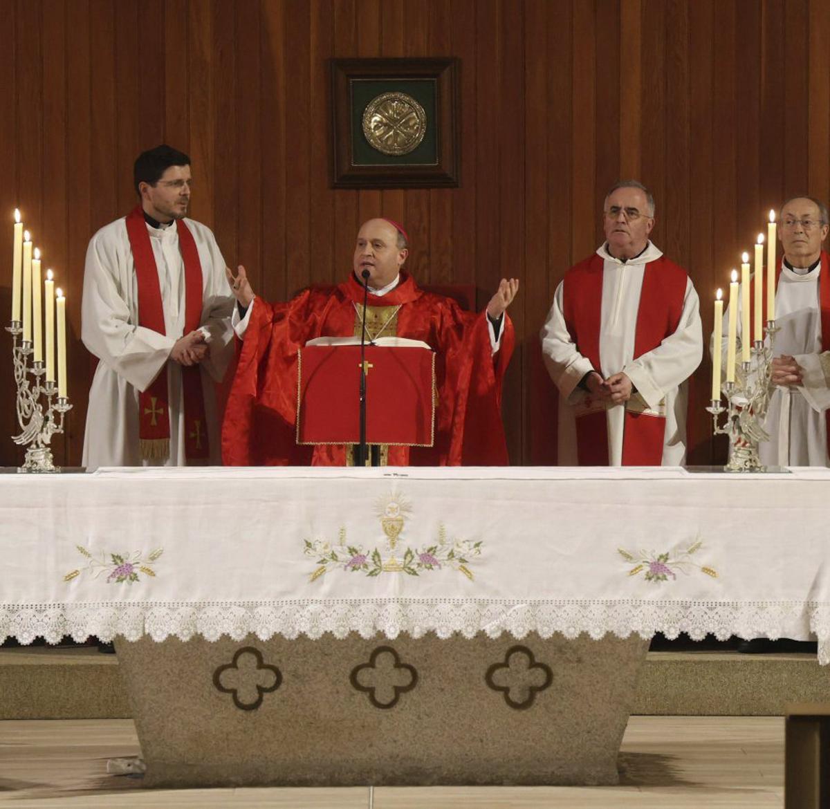 El arzobispo de Santiago ofició la misa a San Sebastián. | G. Santos