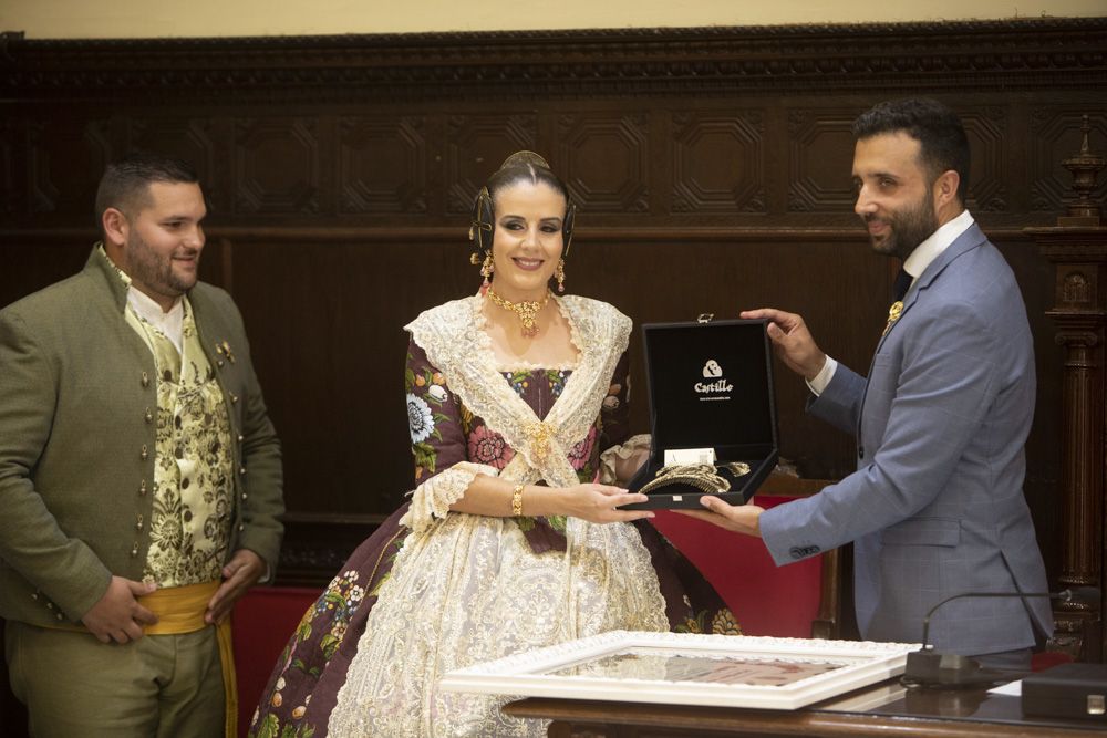 Claudia y Maite son proclamadas las nuevas Falleras Mayores de Sagunt.