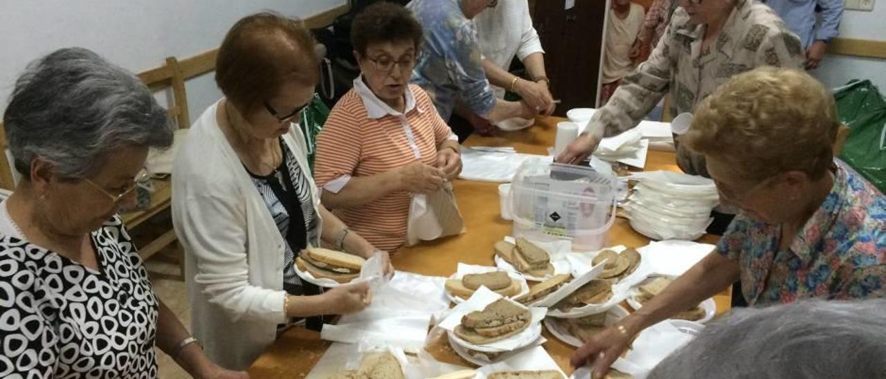 La plaza de Llucmajor fue escenario, el pasado fin de semana, de una multitudinaria y exitosa cena solidaria a base de &#039;pa amb oli&#039;, helado y coca a beneficio del Grup Cáritas Parroquial.