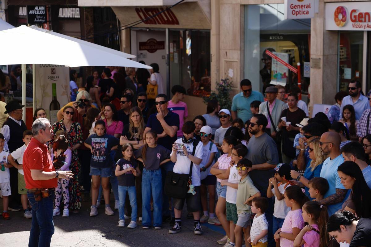 Los cacharritos, la magia y la barra anima las compras en una mañana de sábado calurosa