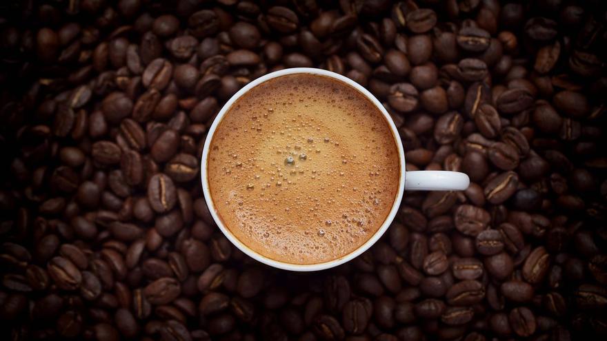 El truco para calentar bien el café en el microondas