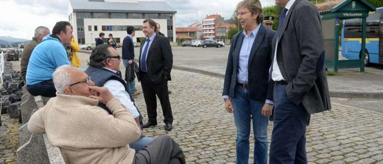 Un momento del paseo de los conselleiros por orillamar en Vilaxoán. // Noé Parga