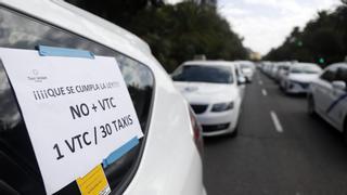 Multitudinaria manifestación del taxi en Málaga para exigir que se controle a los VTC