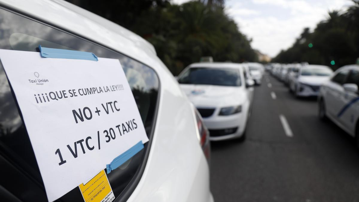 Manifestación del sector del taxi en Málaga contra las VTC.