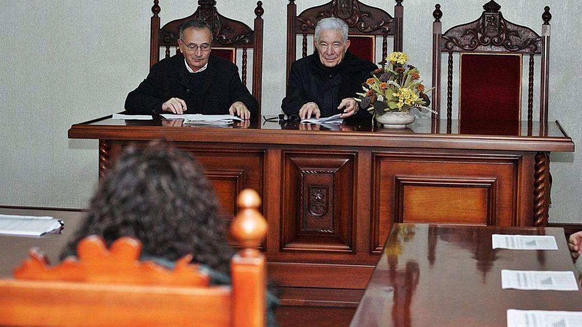 Adolfo Campos, durante un pleno, acompañado por el exsecretario, Antonio Candal.