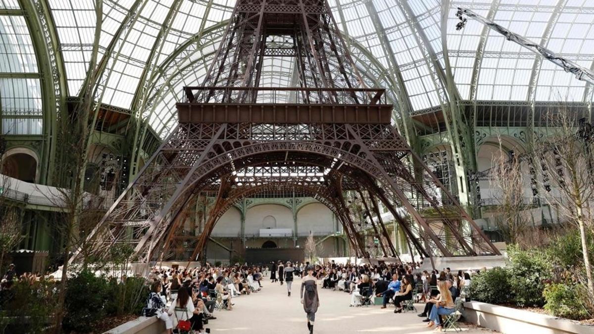 Karl Lagerfeld rinde tributo a París en su desfile de Chanel