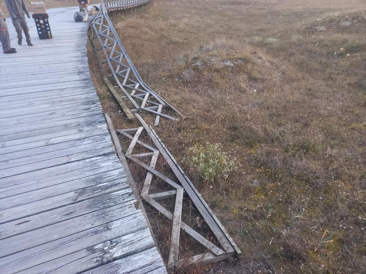 Una de las pasarelas destrozadas.