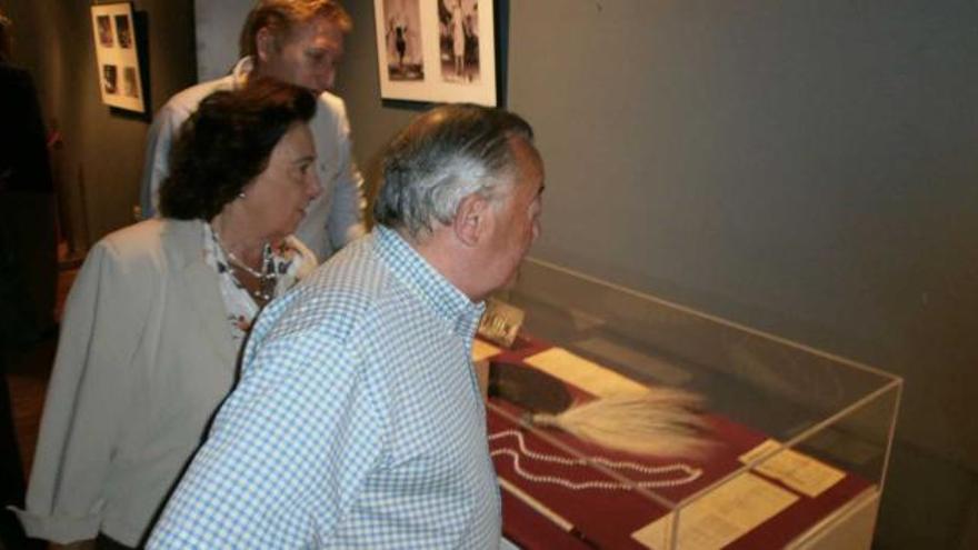 José Herrero, concejal de Cultura, y dos visitantes contemplan la exposición.