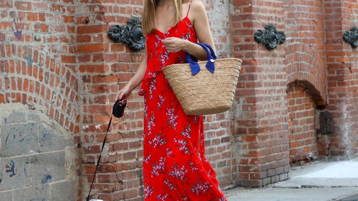 Si Olivia Palermo, reina de las tendencias, dice que el capazo combina genial con unas babuchas y un vestido rojo de flores, tendremos que hacerle caso