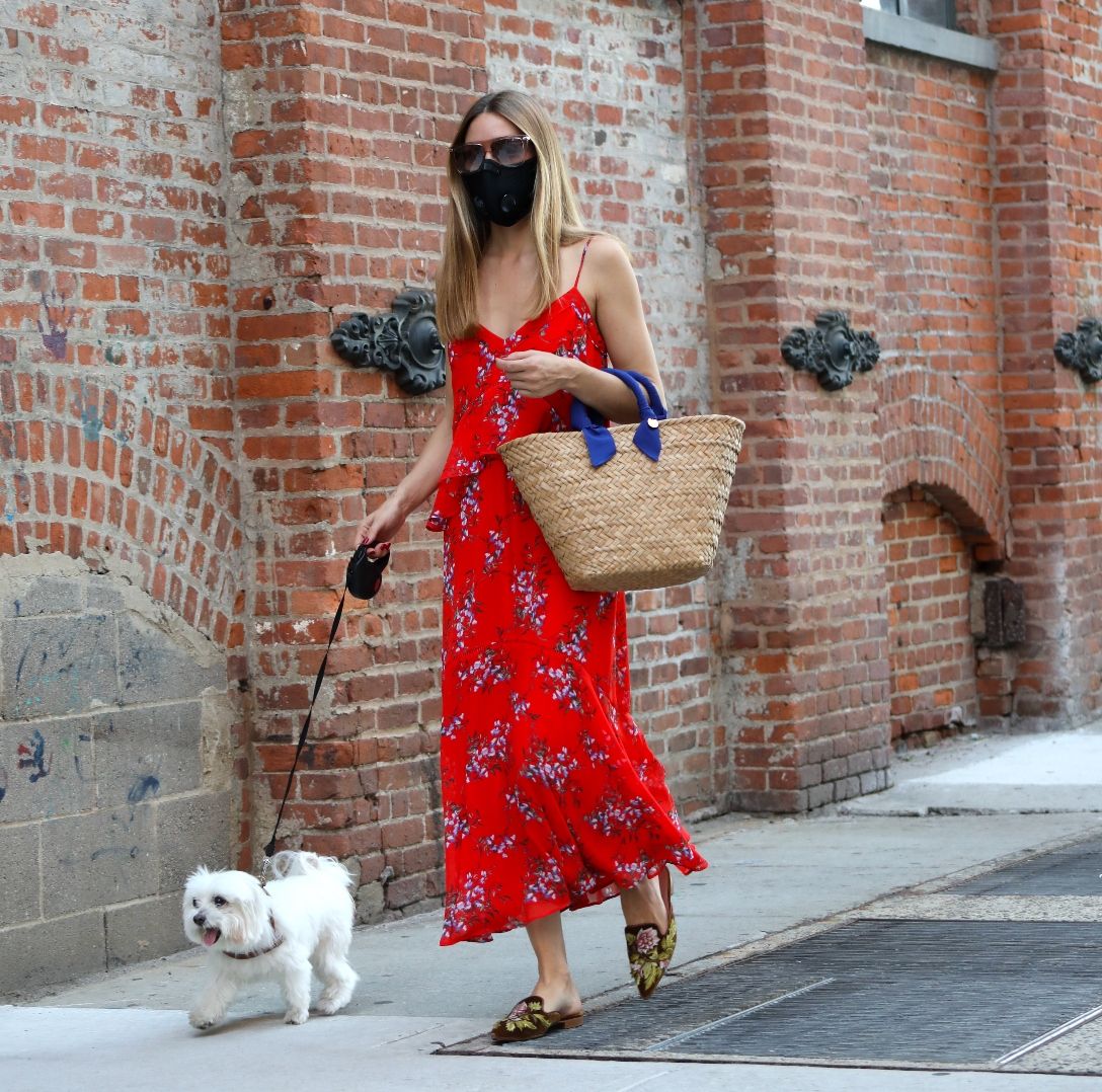 Olivia Palermo con vestido estampado de finos tirantes
