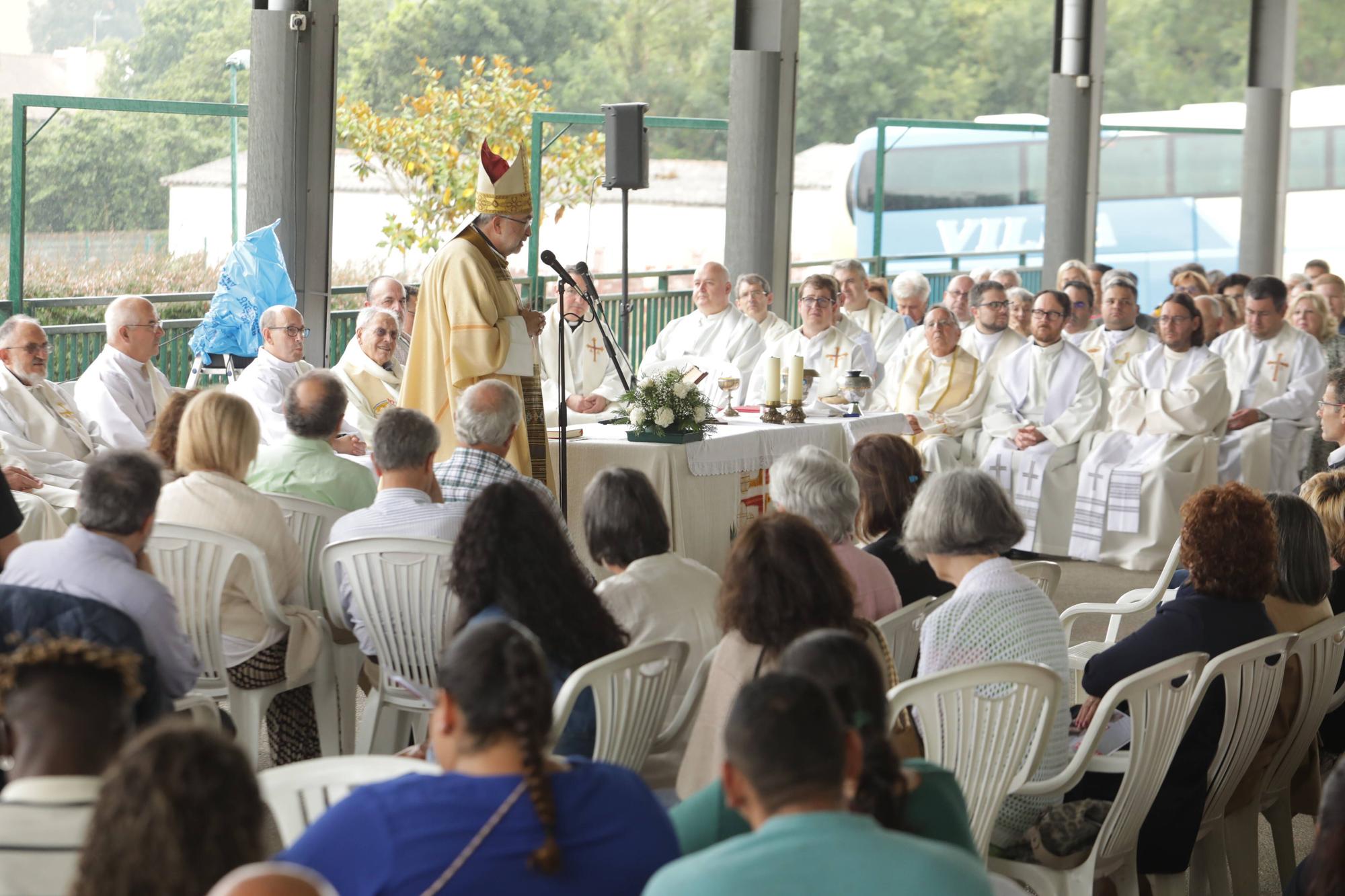 El encuentro de Cáritas en Gijón con motivo de la festividad del Corpus Christi, en imágenes