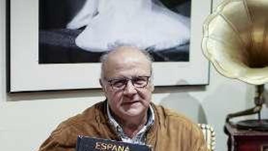 Nardo Villaboy muestra un ejemplar de &quot;España desde el aire&quot;.