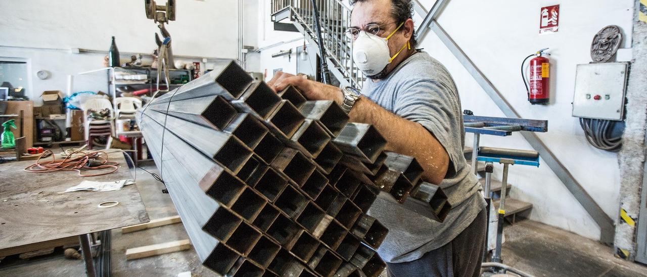 El artista José Manuel García «Pachi» con parte de los hierros que darán forma a la estructura de las piezas del belén gigante de Alicante.