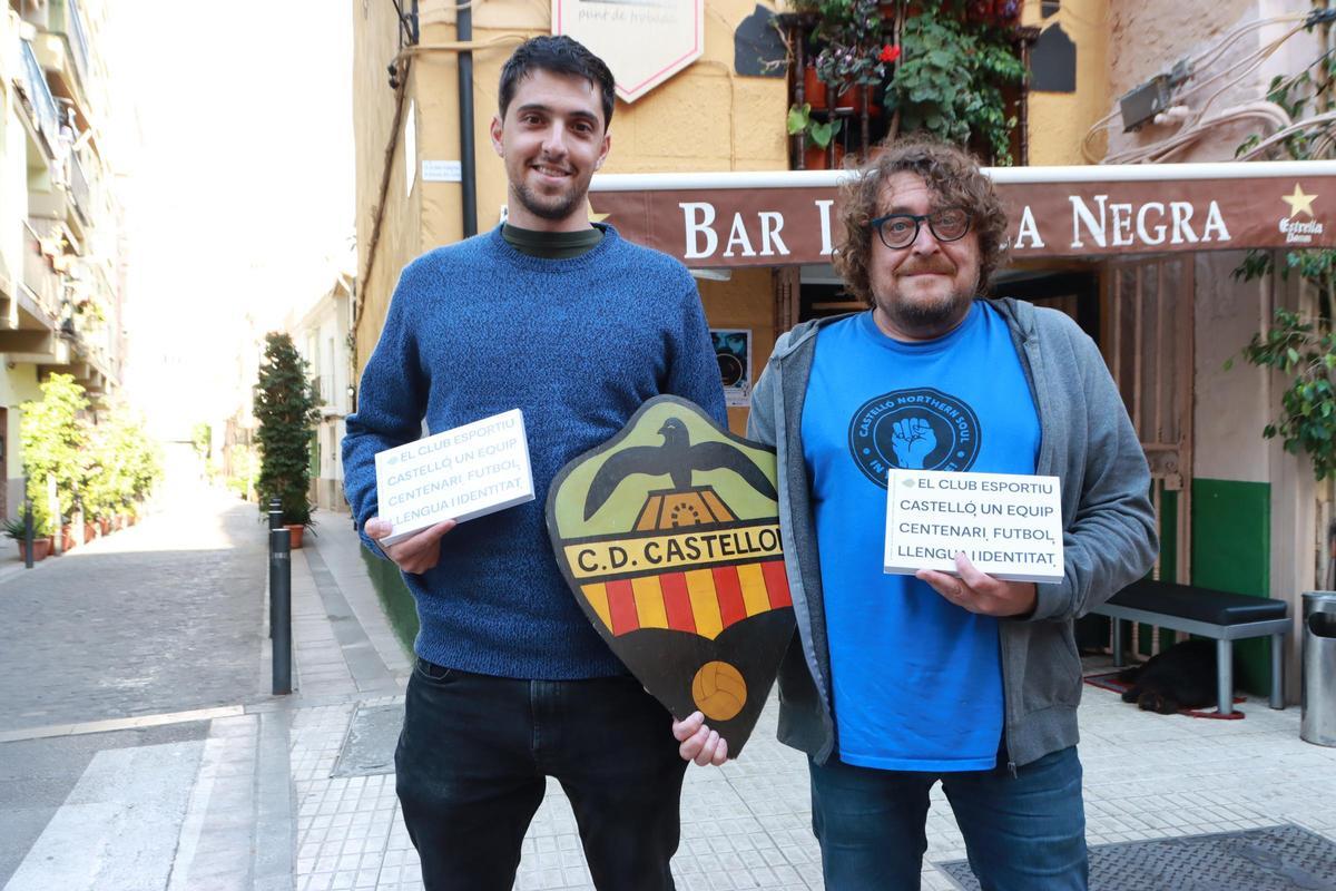 Ferran Andrés i Jaume Garcia, amb el llibre, al bar L’Ovella Negra de Castelló.