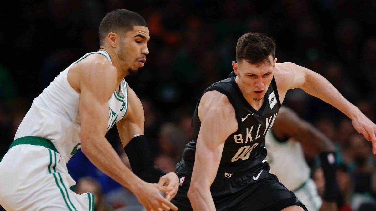 Rodions Kurucs, con la camiseta de los Nets