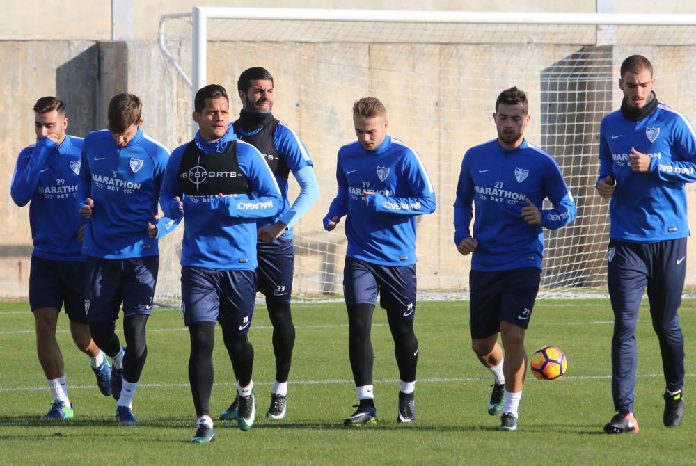 La primera plantilla, con la ausencia de Carlos Kameni y la visita del exmalaguista Juanmi, vuelve al trabajo tras las vacaciones de Navidad bajo las órdenes de Marcelo el ''Gato'' Romero.