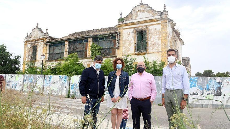 Autoridades durante el acto de aprobación de la permuta del edificio del Parador de Montilla.