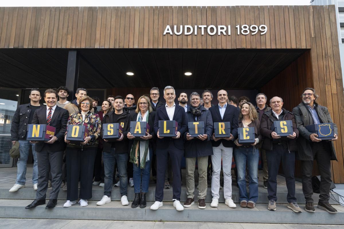 BARCELONA, 02/03/2026.- El aspirante a la presidencia del FC Barcelona Víctor Font (c), entrega las firmas con las que pretende adquirir la condición oficial de candidatos, este lunes en Barcelona.-EFE/ Marta Pérez