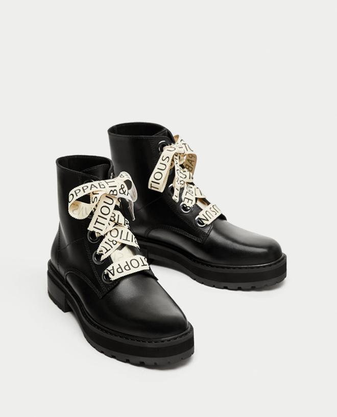 Cordones con mensaje en Zara: botines negros