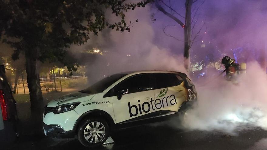 Incendian contenedores de madrugada en Badajoz y las llamas afectan a varios vehículos