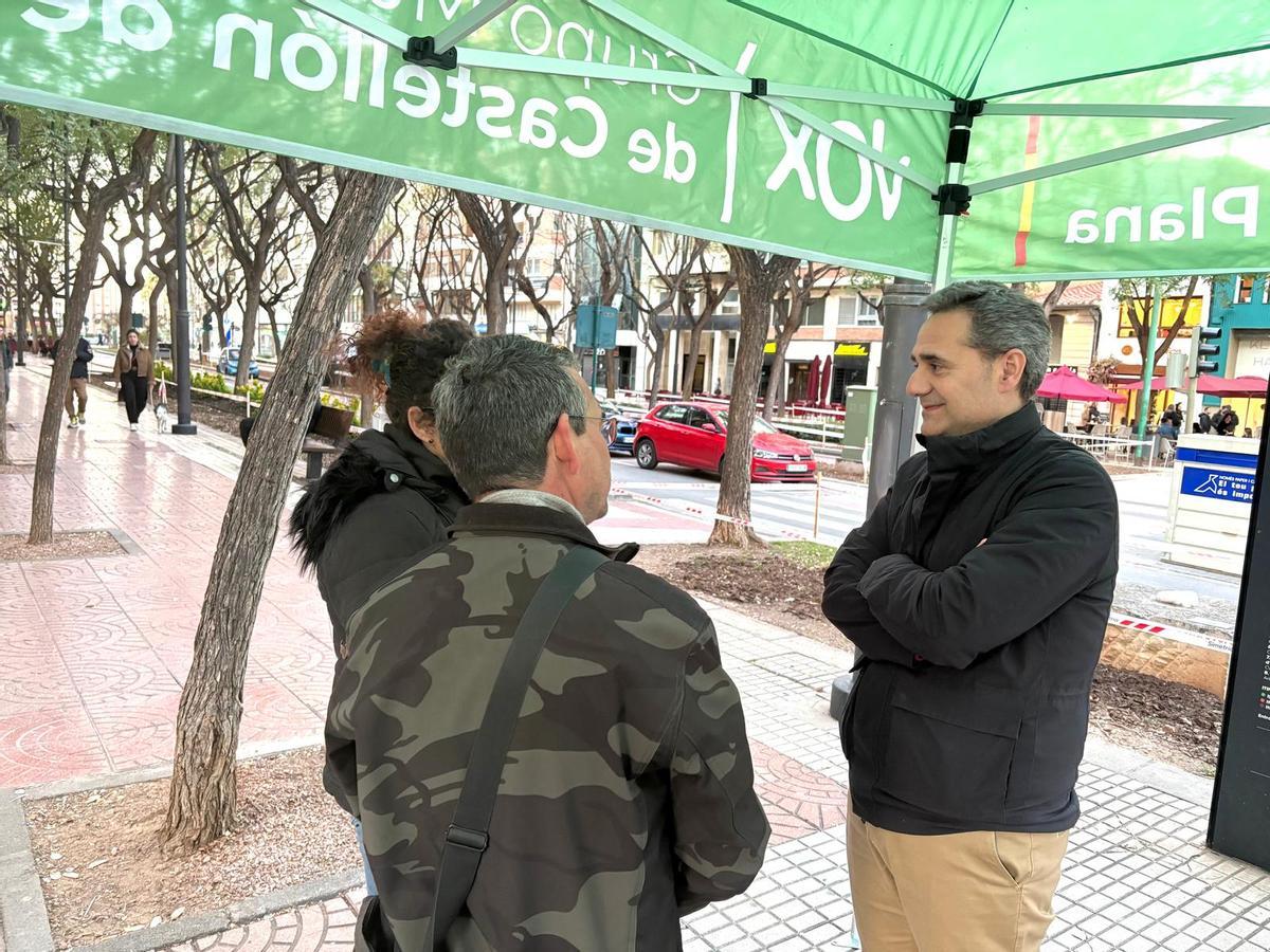 Mesa informativa de Vox para alertar del pésimo impacto de Mercosur en el sector primario.