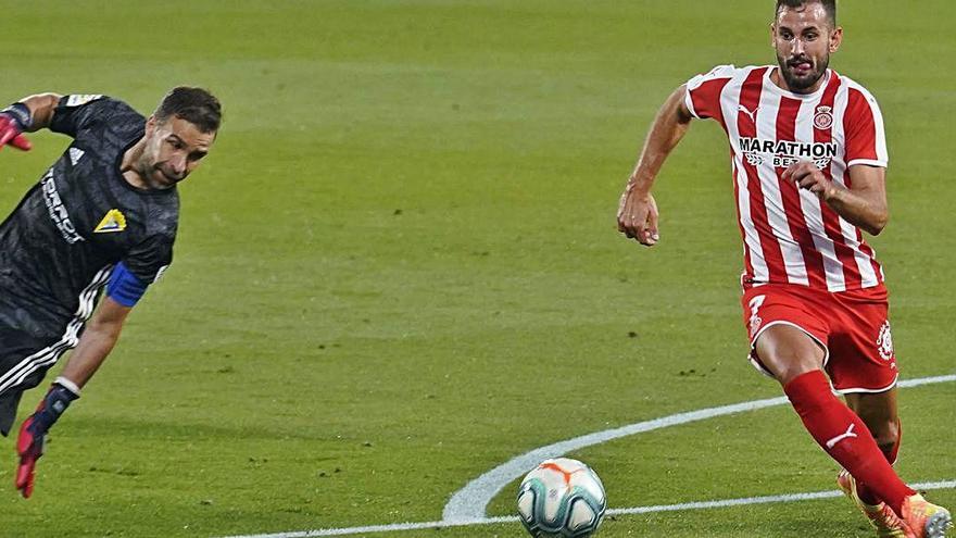 Stuani, en el moment de batre Alberto en el primer gol.