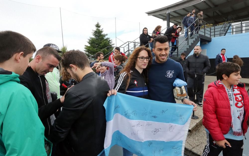 Las gradas de A Madroa se llenan de aficionados en el primer entrenamiento a puerta abierta del Celta después de caer eliminado ante el Manchester United