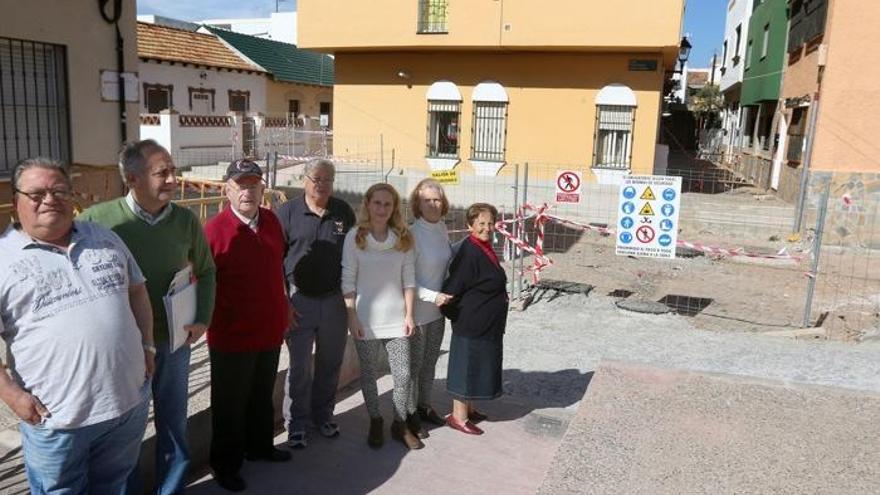 Vecinos y dirigentes vecinales, esta semana junto a las obras paralizadas del arroyo de los Pilones, en Pedregalejo.