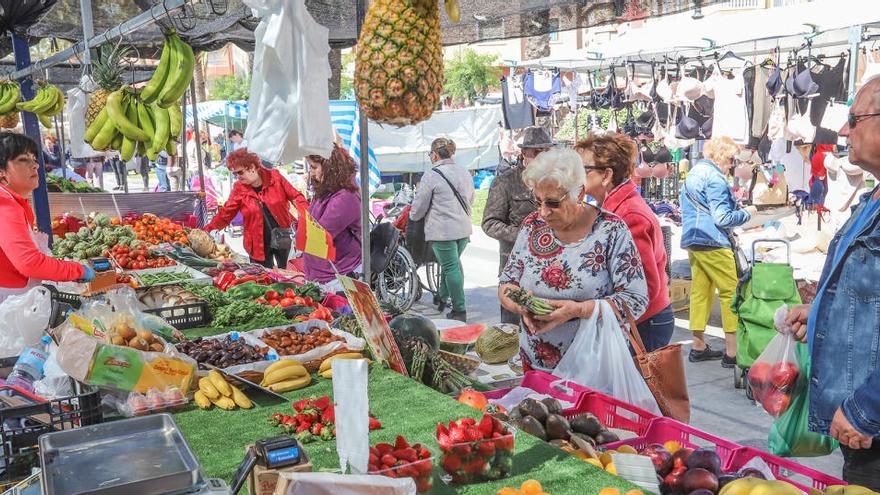 Mercadillo de los martes en Orihuela, en una imagen de archivo/Foto Tony Sevilla